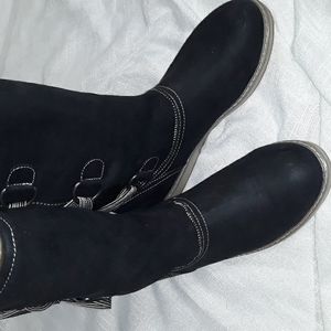 White Mountain black faux fur lined lace up boots. Size 8.